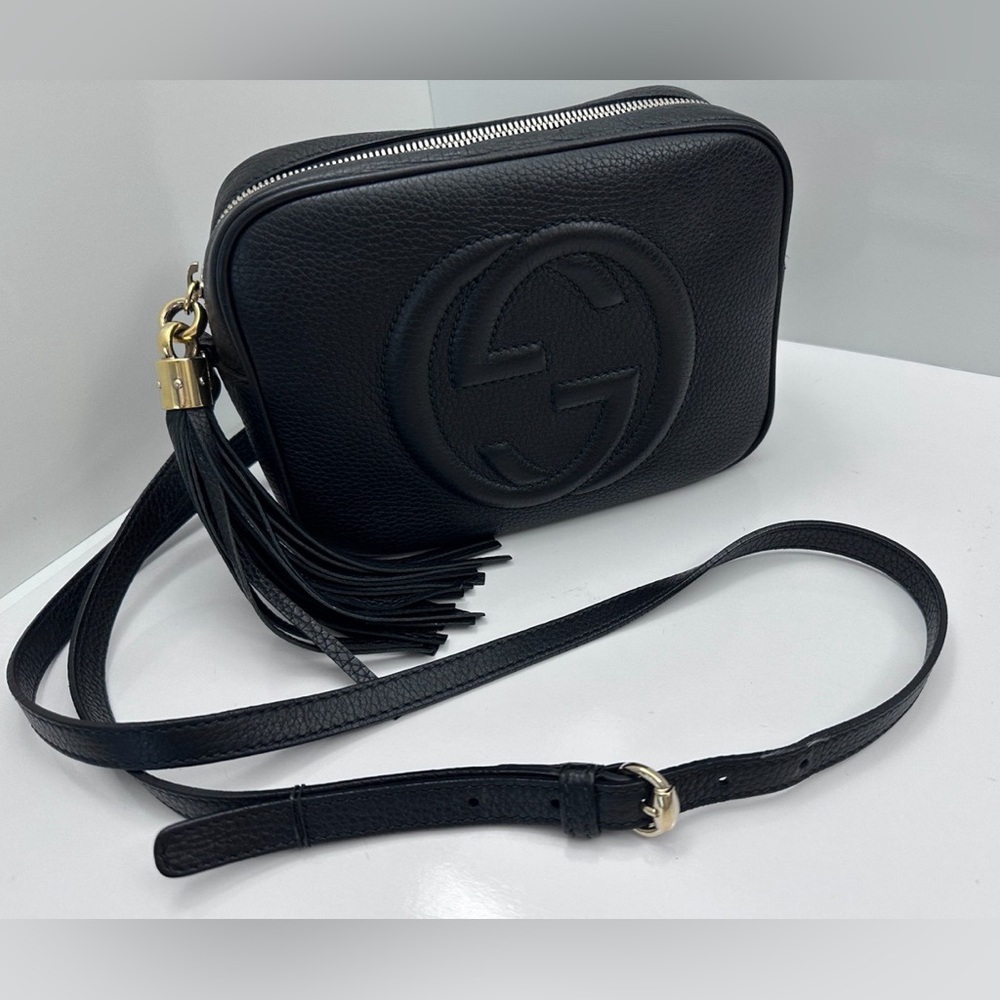 Gucci Soho Disco bag in black pebbled leather with a tassel accent